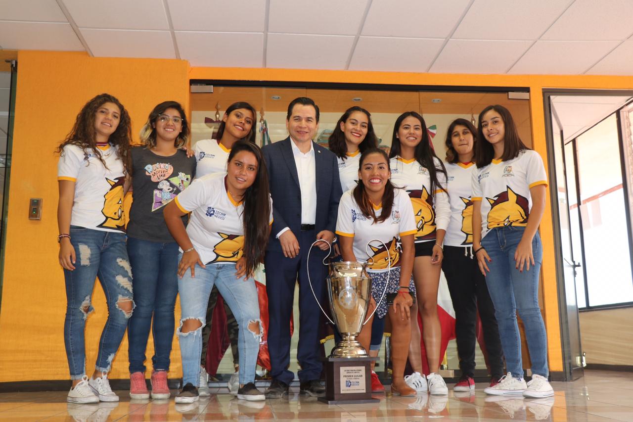 2019, Entrega de trofeo fútbol femenil