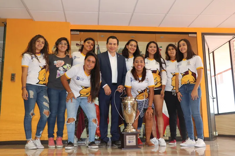 2019, Entrega de trofeo fútbol femenil